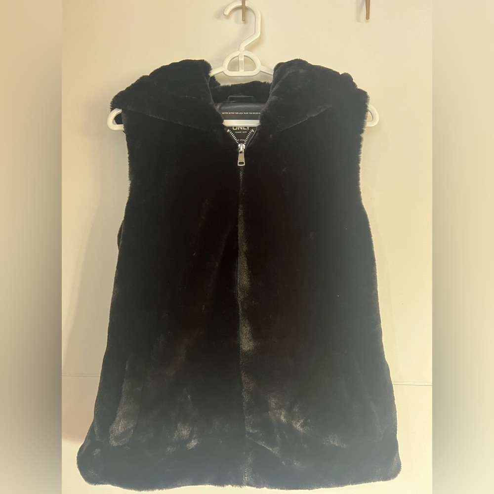BNWT- Black faux fur hooded vest, medium, super soft